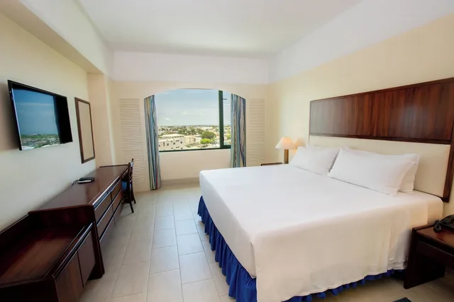 جناح بسرير كينج بإطلالة على المدينة، Barcelo Colon Miramar 2/6