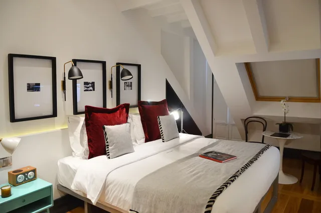 Room, Queen Bed, Browns Central Hotel 5/10