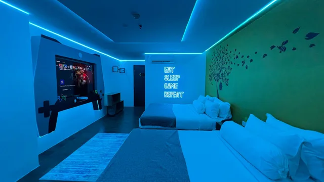 Game, Family, 2 Queen Beds، Yellow Bee Hotel 1/1
