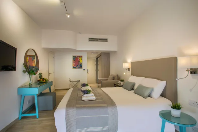 Swim Up, Superior, Sofa، Leonardo Plaza Cypria Maris Beach Hotel And Spa - Adults Only 2/3