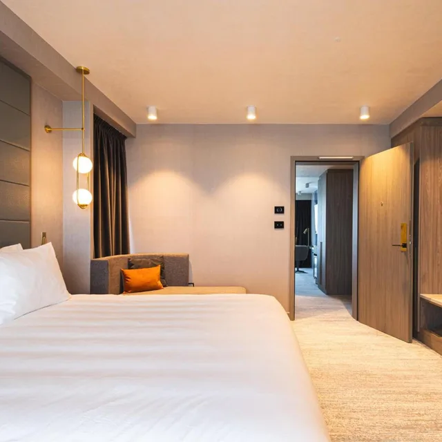 1 Bedroom, Suite, Lateral Side Lake View, Sea View, Balcony، Crowne Plaza Constanta Mamaia Beach 1/5