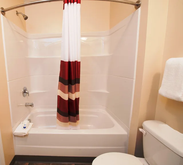 جناح بسرير كوين، Red Roof Inn And Suites Dickinson 3/3