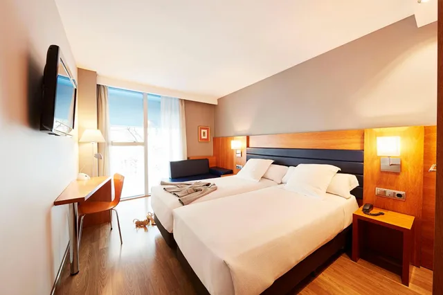 غرفة بثلاثة أسرّة مع سرير إضافي، Barcelona Century Hotel 2/4
