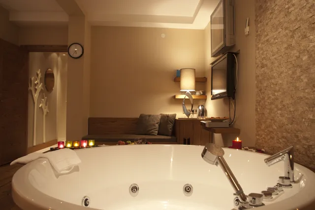 غرفة تنفيذية بسرير مزدوج مع أريكة بجاكوزي، Triada Otel 6/7