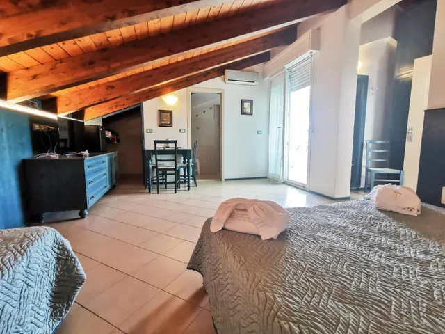 جناح جونيور، Hotel La Plage 4/9