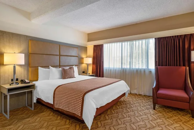 جناح بسرير كينج بشرفة مع أريكة، Best Western Plus Thousand Oaks Inn 2/8