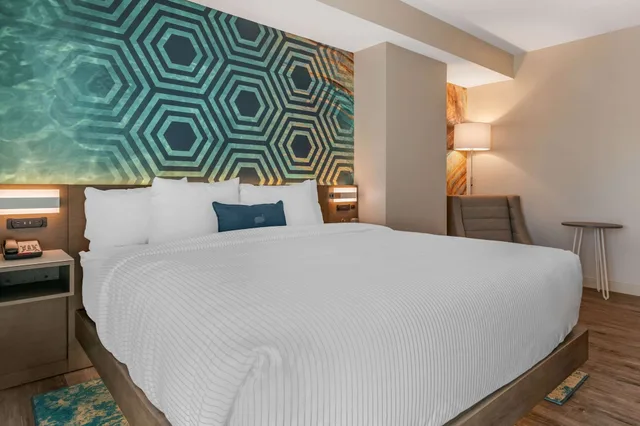 غرفة قياسية بسرير كينج، Cambria Hotel St Petersburg Madeira Beach Marina 2/6