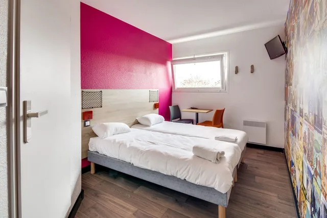 Twin Beds, Side View, Private Bathroom، hotelF1 Bourges Le Subdray 1/3