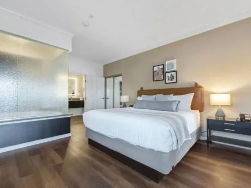 Suite, King Bed, Bay View, Hot Tub, Cherry Tree Inn & Suites 1/3