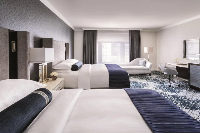 غرفة كلوب بسريرين كوين، The Ritz Carlton San Francisco 1/3