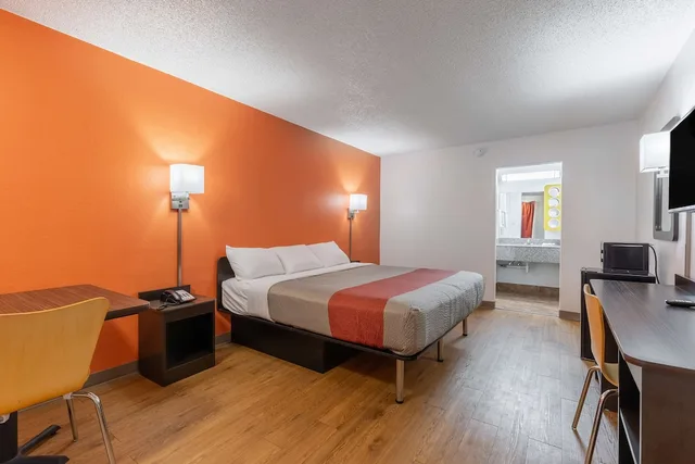 غرفة ديلوكس بسرير كينج، Motel6 Bryan, TX - University Area 5/10