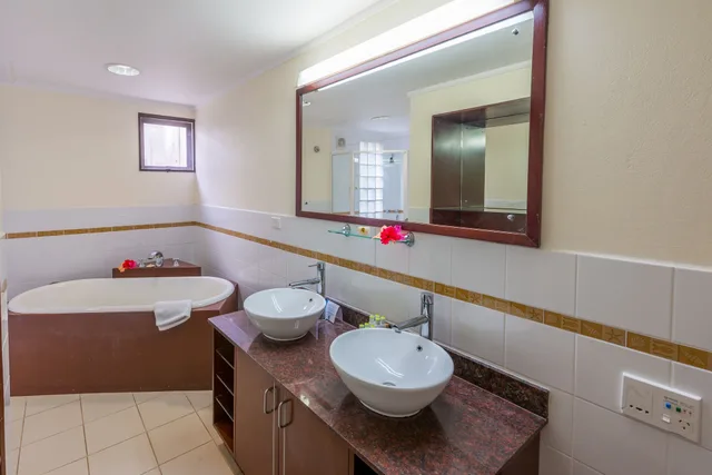 غرفة بسرير كينج وسرير فردي بإطلالة على البحر، Mana Island Resort 8/10