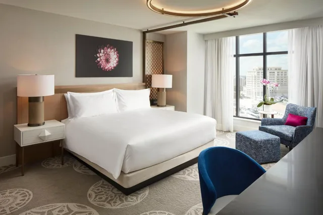 جناح بسرير كينج بشرفة مع أريكة، Loews Coral Gables Hotel 1/2