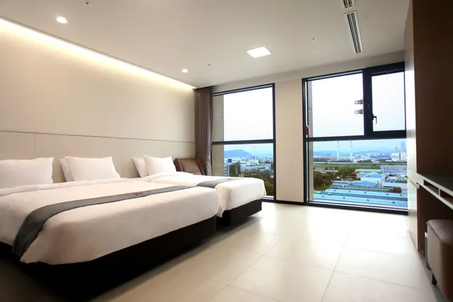 غرفة ديلوكس بسرير مزدوج وسرير فردي، Hotel Skypark Daejeon I 1/4