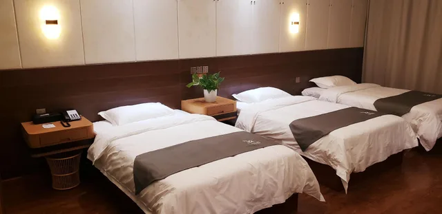 غرفة ثلاثية بسريرين مزدوجين، GreenTree Eastern Rizhao High Speed Railway Station Hotel 1/2