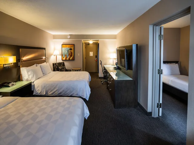 غرفة عائلية بسريرين كوين مفردة بسرير فردي، HOLIDAY INN HOTEL AND SUITES VANCOUVER DOWNTOWN 1/2
