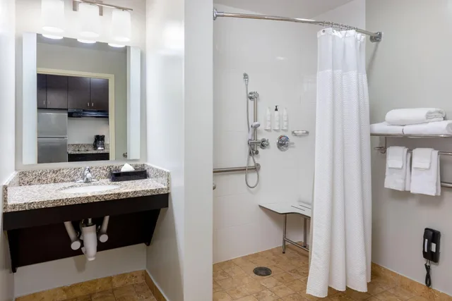 غرفة بسرير كوين مع أريكة، TownePlace Suites York 3/5