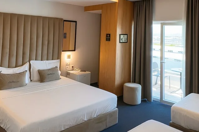 غرفة رباعية بسرير كينج وسريرين منفصلين بإطلالة على الحديقة، Delta Hotel 1/4