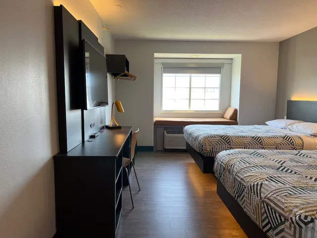 غرفة ديلوكس بسريرين كوين بحوض استحمام، Motel6 Indianapolis, IN 1/8