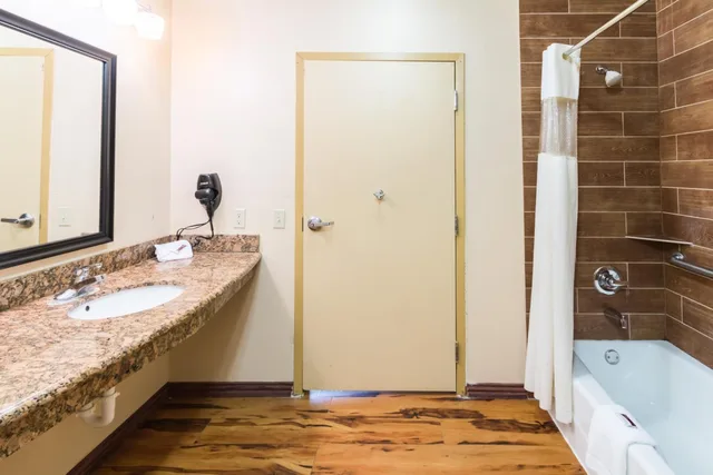 2 Queen Beds Mobil Access Tub Nsmk Micfridg, Motel6 Joshua, TX 7/8