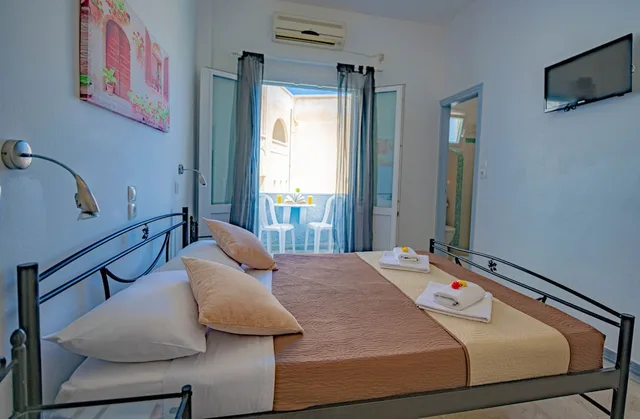 غرفة قياسية ثلاثية بسرير مزدوج وسرير فردي بإطلالة على البحر بشرفة، Join Us Low Cost Rooms 5/6