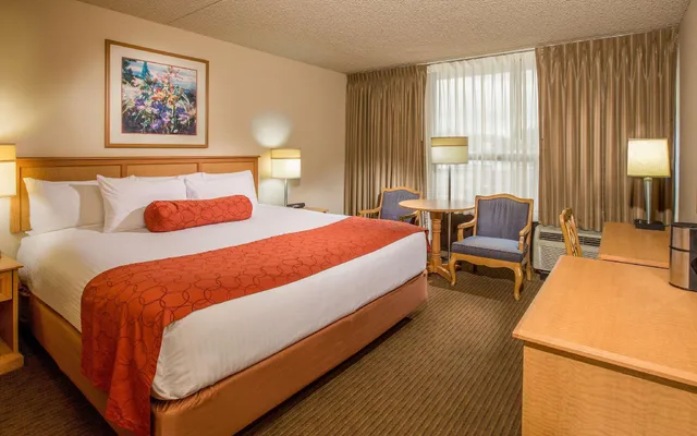 غرفة بسرير كينج، Hotel 116 Coast Bellevue Hotel 1/1