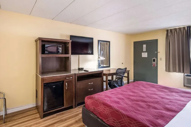 غرفة بسرير كينج، Econo Lodge Kearney - Liberty 3/4