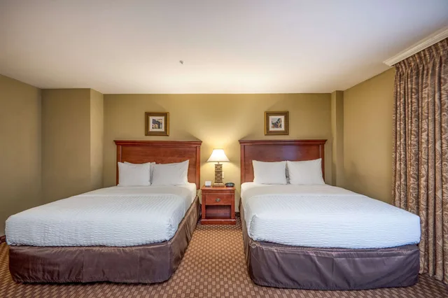 Efficiency, Suite, 2 Queen Beds, Accessible، Clarion Collection Hotel Arlington Court Suites 1/2