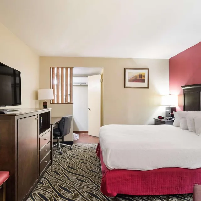 غرفة بسرير كوين بحوض استحمام لذوي الإعاقة، Best Western Braddock Inn 4/6