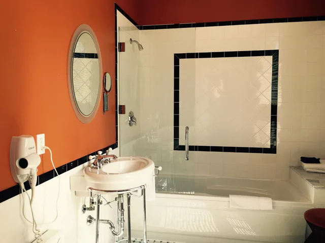 غرفة سوبيريور بسرير كينج وسرير كوين، Manoir Sherbrooke 3/6