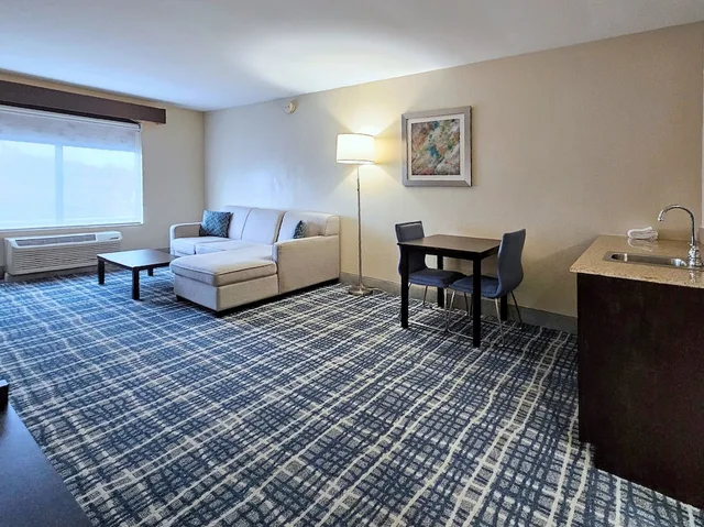 Suite, King Bed, Living and Dining Areas, Holliday Inn Belcamp Aberdeen Area Ex Wingate By Wyndham Aberdeen Edgewood 5/10
