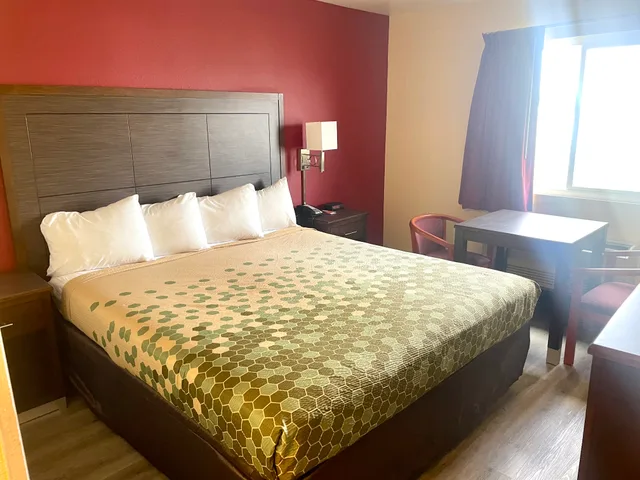غرفة بسرير كينج لذوي الإعاقة، Econo Lodge Inn & Suites Corning Travel Center 1/1