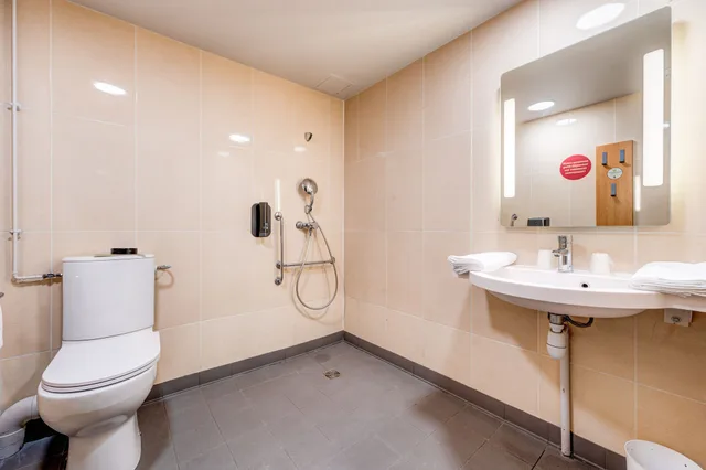 غرفة بسرير مزدوج لذوي الإعاقة، B&B Hotel Saint Witz 3/3
