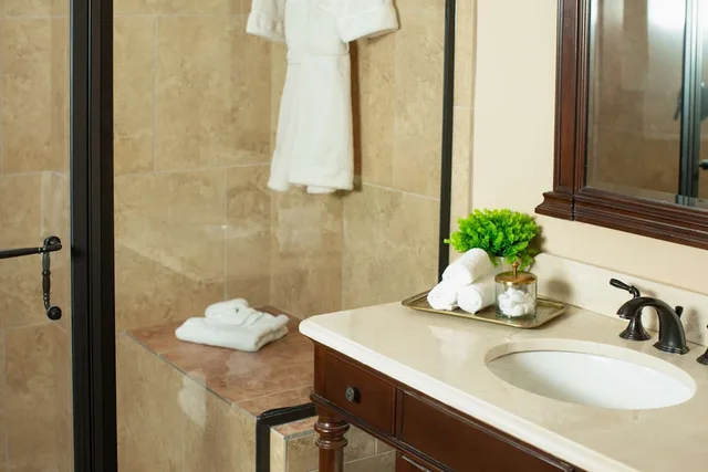جناح بسرير كينج وسريرين مزدوجين بغرفتي نوم، Hotel Granduca Austin 5/6