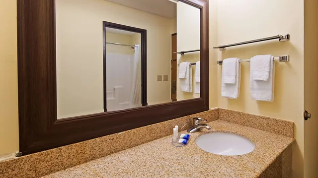 جناح بسرير كينج بشرفة بحوض جاكوزي، Best Western Shippensburg Hotel 4/9