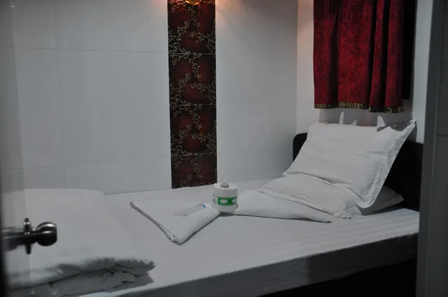غرفة بسرير مزدوج بحمام خاص، Castle Inn - Hostel 1/3