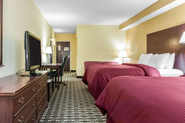 غرفة بسريرين كوين لذوي الإعاقة، Clarion Inn & Suites Indianapolis Northwest 1/6