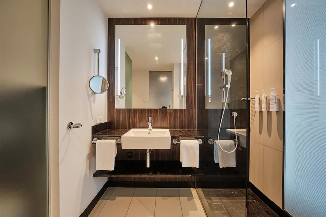 غرفة قياسية بسرير كينج بإطلالة على المدينة، BONN MARRIOTT HOTEL 4/5