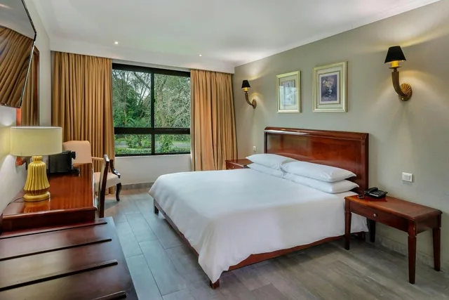 غرفة بسرير كينج بإطلالة على الحديقة، Protea Hotel By Marriott Livingstone 13/13