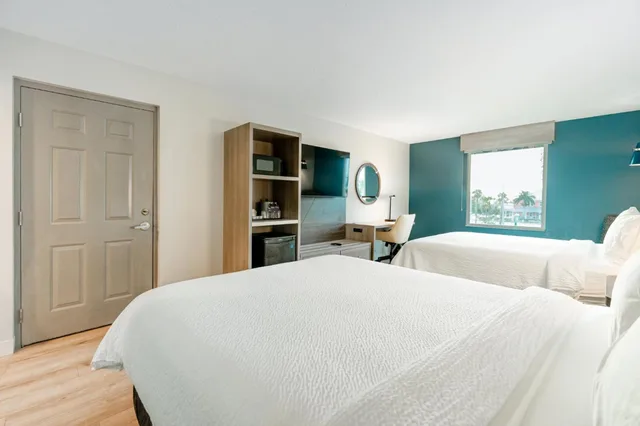 غرفة قياسية بسريرين كوين بحوض استحمام لذوي الإعاقة، Holiday Inn Express Hotels Suites Cocoa Beach 1/1