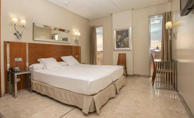 غرفة بسريرين منفصلين بإطلالة على المدينة، Gran Hotel Corona Sol 1/3
