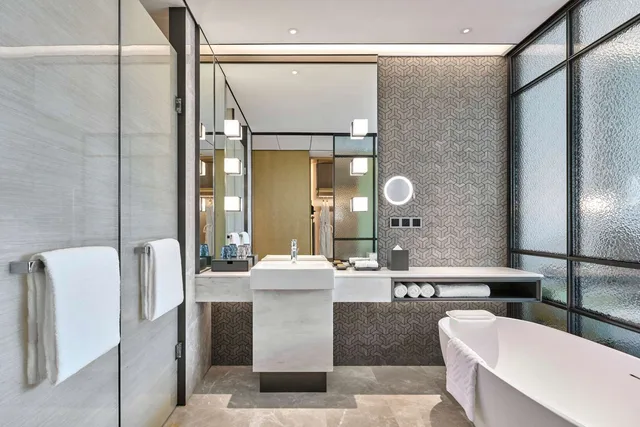 غرفة بسرير كينج بإطلالة على الحديقة، DoubleTree by Hilton Shenzhen Airport 2/4