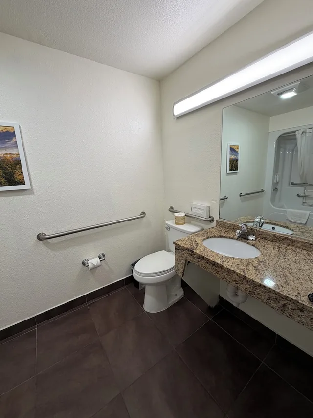 غرفة قياسية بسرير كوين لذوي الإعاقة، Days Inn By Wyndham San Francisco S/Oyster Point Airport 10/10