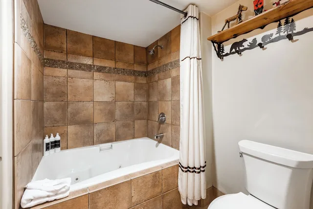 2 Bedrooms, Condominium, 1 King and 2 Double Beds, Sofa، Silver King Hotel 7/9