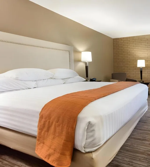 غرفة بسريرين كوين في طابق مرتفع لذوي الإعاقة، Drury Inn and Suites Kansas City Airport 1/1