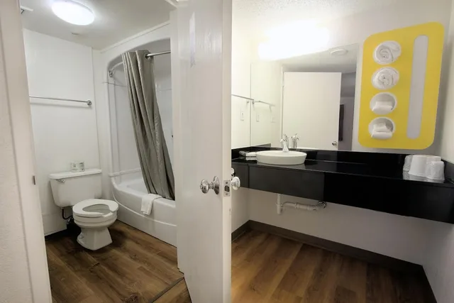 Deluxe, 2 Double Beds, Motel6 Piscataway, NJ 8/10
