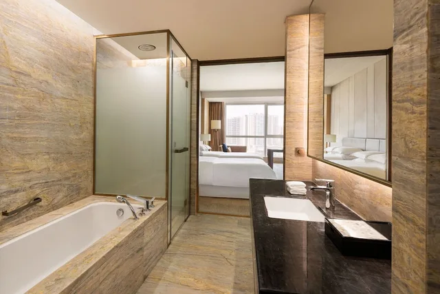 Room, King Bed, City View, Sheraton Zhanjiang Hotel 2/4