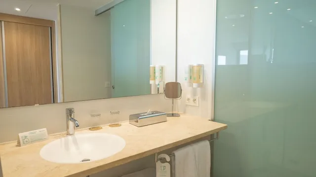 غرفة بسريرين منفصلين بإطلالة على المسبح بشرفة، HOTEL 55 SANTO TOMAS 7/10