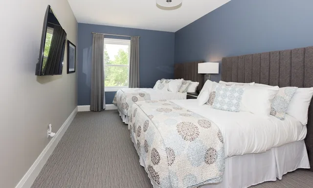Adjoining, 2 Queen Beds, Main Building، 124 on Queen Hotel & Spa 1/4