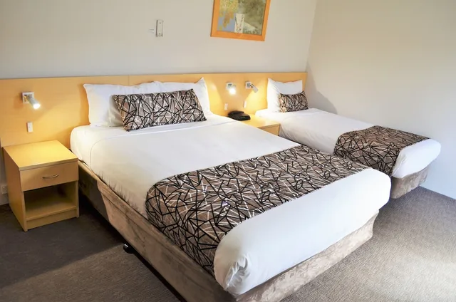 غرفة أساسية بسرير كوين وسرير فردي، BATHURST MOTOR INN 2/4